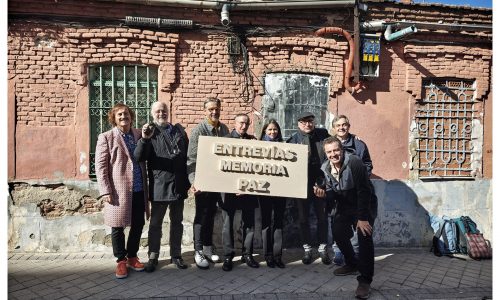 De izquierda a derecha, Tomás Zarza, codirector del Festival Robert Capa estuvo aquí; José Latova, fotógrafo e investigador (identificó Peironcely 10 como el lugar en el que Capa tomó su famosa fotografía); Uría Fernández, coordinador de la Plataforma #SalvaPeironcely10 y director del Área de Cultura de la Fundación «Lito»; Christoph Kaufmann, miembro de la Capa Haus Initiative; Cynthia Young, directora del Archivo Robert Capa del International Center of Photography de Nueva York; Anselm Hartinger, director del Museo de Historia de la ciudad de Leipzig; Julio García Moutón, investigador; y Miguel Sánchez Moñita, codirector del Festival Robert Capa estuvo aquí. La imagen fue tomada el 8 de noviembre con motivo del acto de celebración internacional de la incoación del expediente de declaración de Lugar de Memoria para Peironcely 10, la plaza del Fotógrafo Robert Capa y la iglesia de San Carlos Borromeo.  Foto: Rosa Aranque