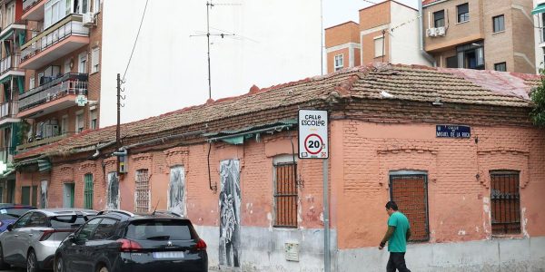 13/11/2025 Fachada de la casa fotografiada por Robert Capa en Vallecas, a 13 de noviembre de 2025, en Madrid (España). La casa roja y la parroquia de San Carlos Borromeo, ubicadas en los números 10 y 2 de la calle Peironcely del barrio de Entrevías, en el distrito de Vallecas, han sido declaradas Lugar de Memoria Democrática en el marco de España en libertad.
POLITICA 
Marta Fernández - Europa Press