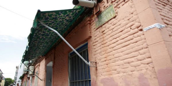 Vista de la casa situada en la calle Peironcely 10, en el madrileño distrito de Vallecas, uno de los espacios con los que el fotógrafo Robert Capa inmortalizó a niños víctimas de la Guerra Civil, una casa obrera cuya fachada aún guarda metralla alemana y que una veintena de colectivos pide proteger, en una imagen de archivo del 7 de julio de 2017. EFE/Darwin Carrión