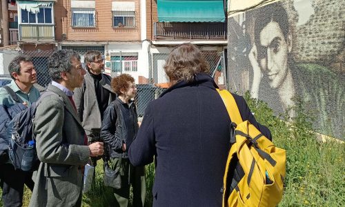 El profesor Sheldon Garon, de la Universidad de Princenton, durante su visita a la plaza del fotógrafo Robert Capa.